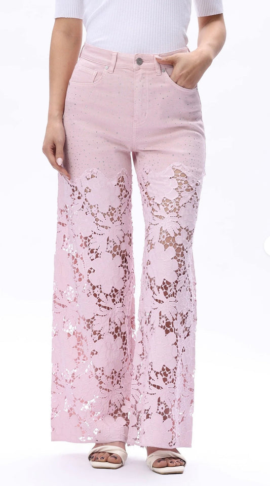 Vaqueros con encaje rosa y pedrería